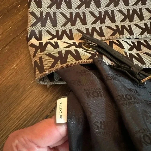 Michael Kors tote + pouch/wristlet - Picture 7 of 16